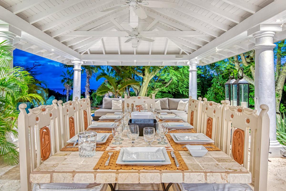 Villa rental Terres Basses St Martin - Outdoor dining evening
